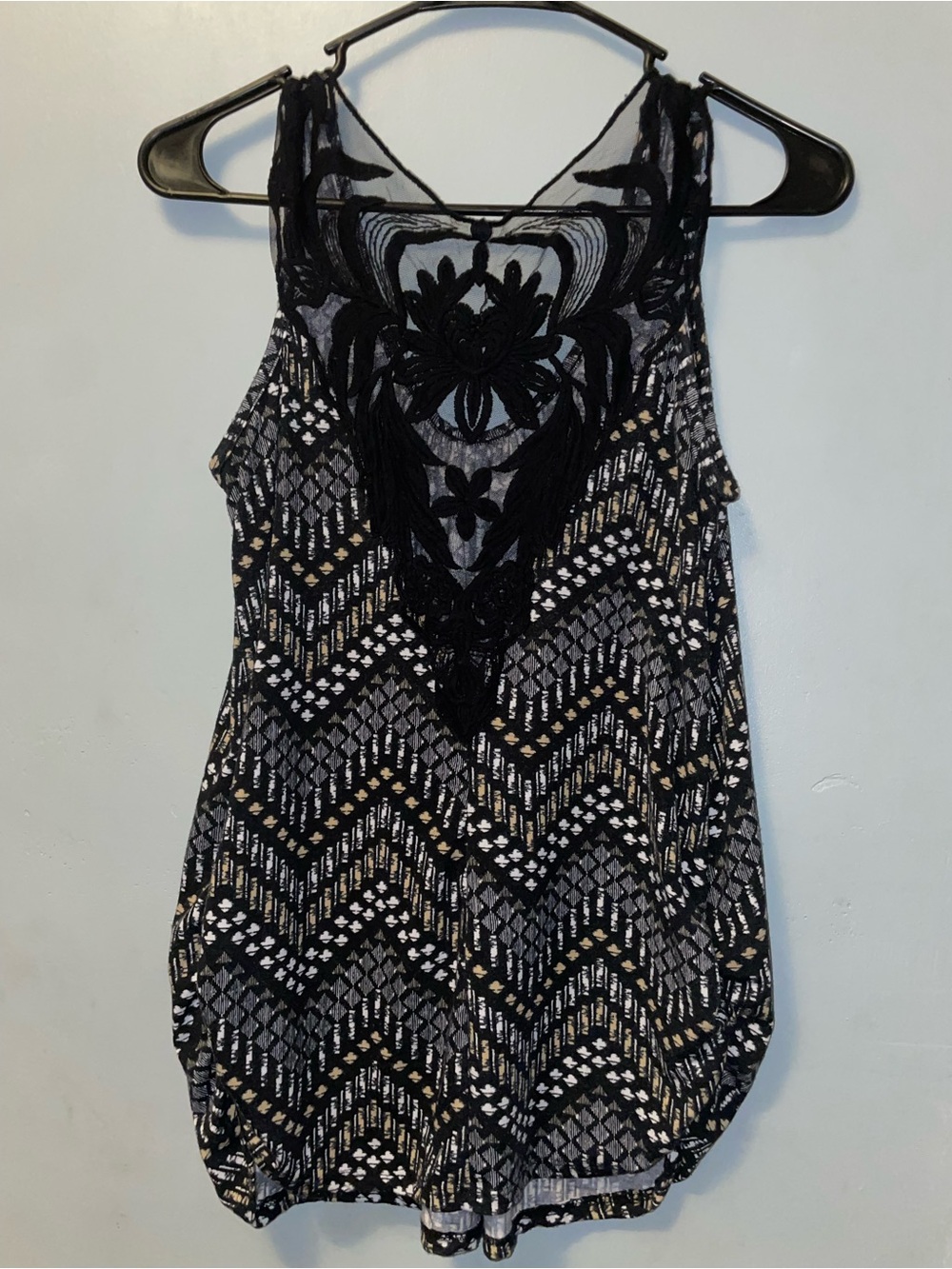 Free Kisses Maternity Black and White Patterned Tank with Decorative. Size M - Picture 2 of 7